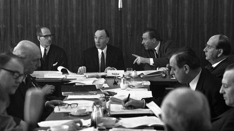 Der Präsident der Westdeutschen Rektorenkonferenz, Hans Rumpf von der Universität Karlsruhe, am 18. März 1969 während einer Rektorenkonferenz zur Hochschulreform in Bonn