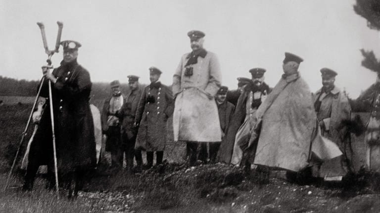 Historische Aufnahme des "Gefechtstandes Tannenberg" mit Generalfeldmarschall Paul von Hindenburg (Mitte), Generalleutnant Max Hoffmann und General Erich Ludendorff. Allenstein  Ostpreußen, 24. August 1914.