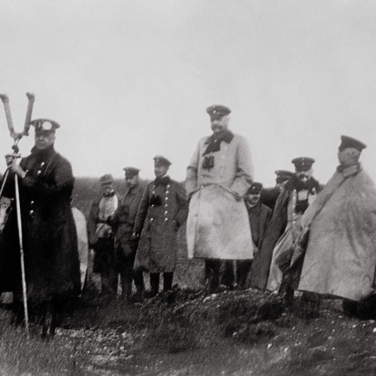 Historische Aufnahme des "Gefechtstandes Tannenberg" mit Generalfeldmarschall Paul von Hindenburg (Mitte), Generalleutnant Max Hoffmann und General Erich Ludendorff. Allenstein  Ostpreußen, 24. August 1914.