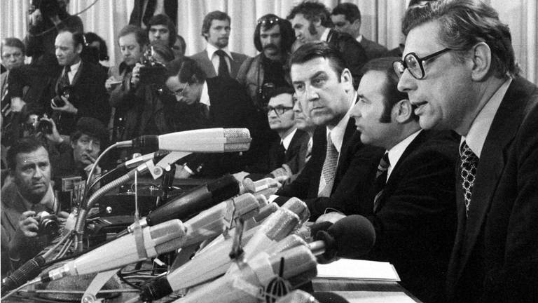 Peter Lorenz (rechts) Spitzenkandidat der CDU für das Amt des Regierenden Bürgermeisters in Berlin, beantwortet am 5. März 1975, am Tag nach seiner Freilassung, Fragen der Presse über seine Enführung durch RAF-Terroristen am 27. Februar 1975