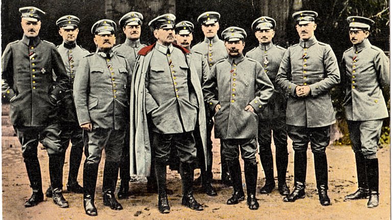 Der deutsche General Alexander von Kluck (mit Umhang) 1914 mit Mitgliedern seines Generalstabs. Er kommandierte zu Beginn des Ersten Weltkriegs die 1. Armee, die 1914 den gescheiterten Angriff auf Paris unternahm.