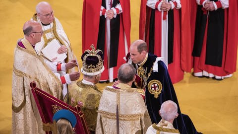 Charles III. trägt nach seiner Krönung die St. Edward's Crown. William, Prince of Wales, leistet seinem Vater den Treueeid. (Westminster Abbey, 6. Mai 2023) (Foto: dpa Bildfunk, picture alliance / empics | Gary Calton/The Observer)