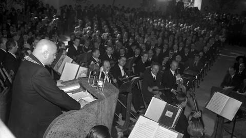 Mit einem Festakt am 18. Mai 1948 fand die Jahrhundertfeier der Paulskirche in Frankfurt am Main ihren Höhepunkt. 100 Jahre zuvor hatte hier die Frankfurter Nationalversammlung getagt. Die Eröffnungsrede hilt der Frankfurter Oberbürgermeisters Dr. Walter Kolb.