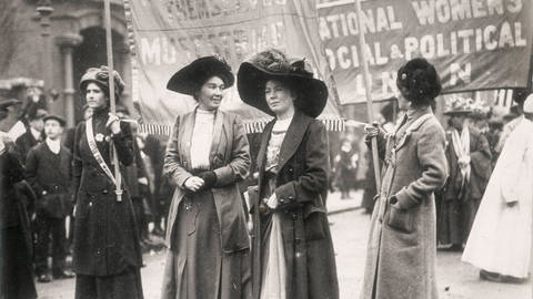 Christabel Pankhurst bei einer Demonstration von Suffragetten für Frauenrechte, um 1910