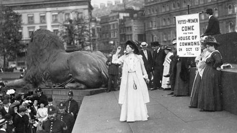 Christabel Pankhurst (1880 - 1958) hält eine Rede am Trafalgar Square in London über Frauenrechte