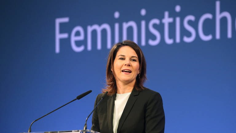 Bundesaußenministerin Annalena Baerbock (Bündnis90Grüne) hält am 1. März 2023 eine Rede bei der Vorstellung der Leitlinien zur Feministischen Außenpolitik im Weltsaal des Auswärtigen Amts