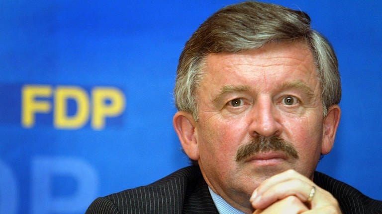 Der FDP-Politiker Jürgen Möllemann starb 2003 bei einem Fallschirmsprung. Es wurde Suizidabsicht vermutet, jedoch nicht nachgewiesen.
