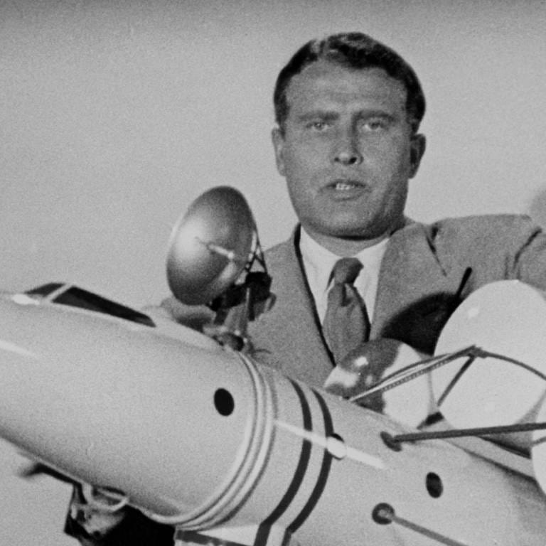 Der US-amerikanische Raketenkonstrukteur deutscher Herkunft Wernher Freiherr von Braun erklärt auf dem undatierten Archivbild anhand eines Modells die Funktion von Raketen-Raumschiffen. Wernher von Braun, der führende Entwickler von Hitlers Wunderwaffe "V2", gehörte in den USA zu den Schrittmachern des Mondflugprogramms.