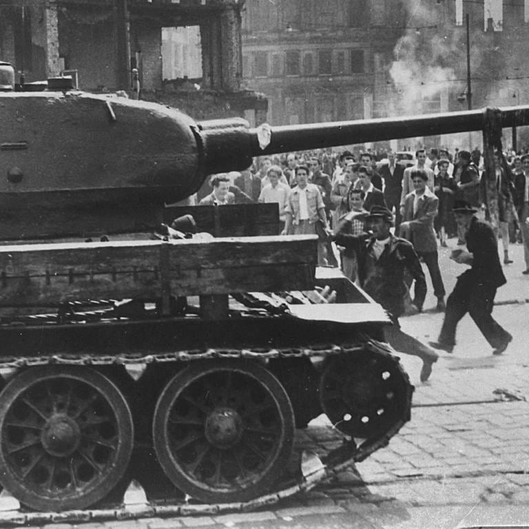 Arbeiteraufstand in der DDR am 17. Juni 1953 in Ost-Berlin: Sowjetischer Panzer auf dem Potsdamer Platz (Foto: picture-alliance / Reportdienste, picture-alliance / akg-images | akg-images)