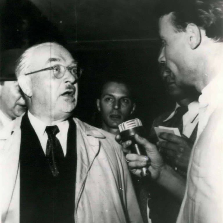 Am 17. Juni 1953, dem Tag des Volksaufstandes in der DDR, wurde Otto Nuschke, Stellvertretender DDR-Ministerpräsident, von Demonstranten erkannt und bedrängt. West-Berliner Polizisten nehmen den Politiker in Gewahrsam. Er äußerst sich vor Reportern des RIAS.