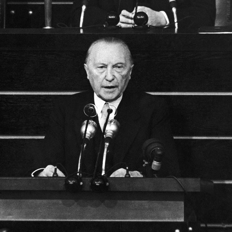 Konrad Adenauer bei einer Rede im Bonner Bundestag im Oktober 1953 (Foto: picture-alliance / Reportdienste, picture alliance / ASSOCIATED PRESS | Albert Gillhausen)