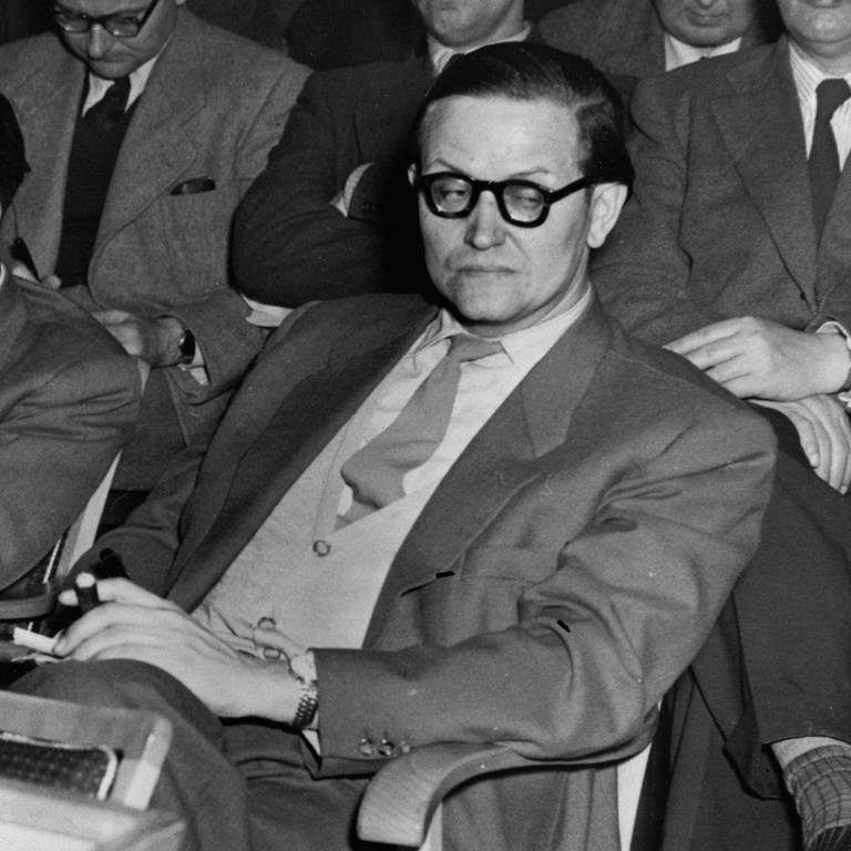 Karl Eduard von Schnitzler als Leiter der Kommentatorengruppe des staatlichen Rundfunkkomitees der DDR bei einer Pressekonferenz in Ostberlin zur Viermächtekonferenz der Außenminister (Foto: Januar 1954.
