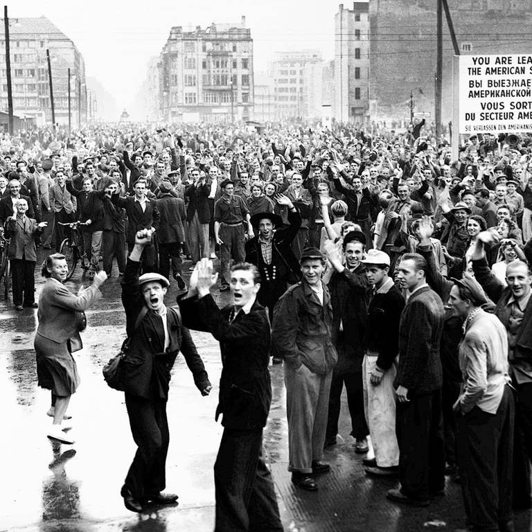 Demonstranten, die sich während der blutigen Unruhen am 17. Juni 1953 in Ostberlin an der Sektorengrenze versammelten (Foto: picture-alliance / Reportdienste, picture alliance / ASSOCIATED PRESS )