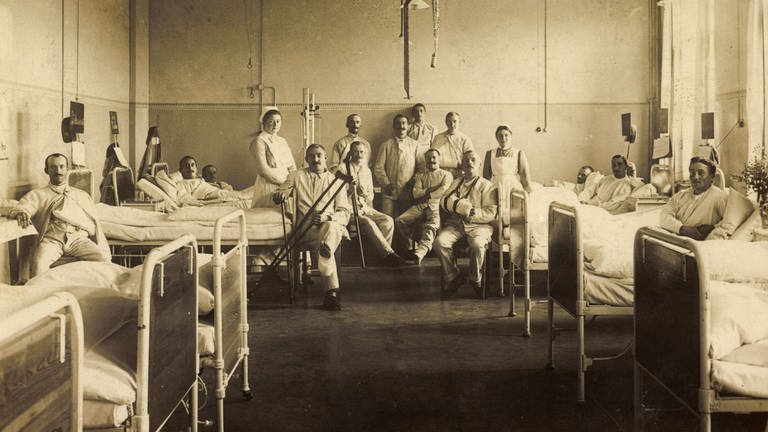 Rekonvaleszente Soldaten sowie Schwestern und Ärzte im Krankenhaus im Ersten Weltkrieg (Foto: picture-alliance / Reportdienste, picture alliance / arkivi )