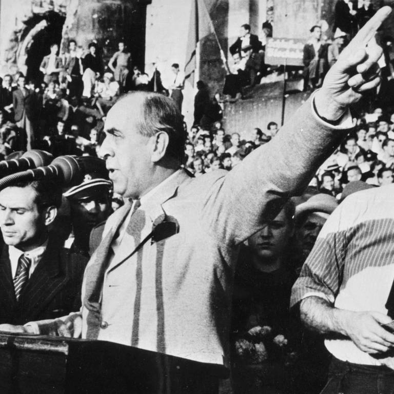 Kundgebung auf dem Platz der Republik vor dem Reichstag mit 350 000 Menschen am 9. September 1948. Ernst Reuter fordert Beistand für das blockierte Berlin in seiner Rede "Ihr Völker der Welt ..." (rechts der Berliner SPD-Vorsitzende Franz Neumann)