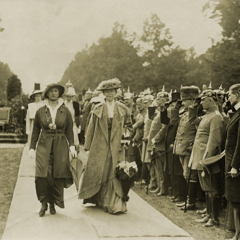Paul von Hindenburgs Frau und Tochter anlässlich des Festakts zu seinem 70. Geburtstag 1917 während des Ersten Weltkriegs