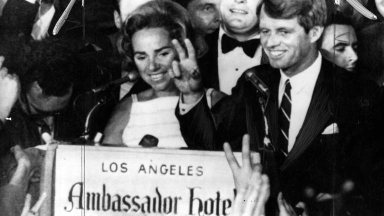 Senator Robert Kennedy galt als möglicher Präsidentschaftskandidat der Demokraten. Am 4. Juni 1968 hatte er im Hotel Ambassador eine Rede gehalten, naben ihm Ehefrau Ethel. Noch im Hotel feuert Sirhan Sirhan, ein christlicher Palästinenser, mehrere Schüsse auf Kennedy und seine Begleiter. Kennedy stirbt am 6. Juni – fünf Jahre nach dem Mord an seinem Bruder John.