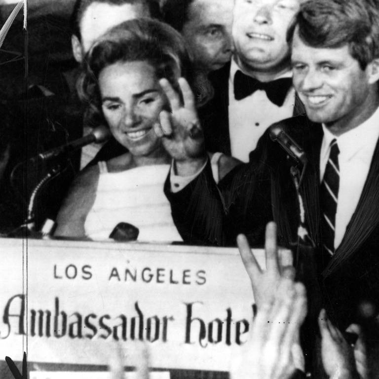 Senator Robert Kennedy galt als möglicher Präsidentschaftskandidat der Demokraten. Am 4. Juni 1968 hatte er im Hotel Ambassador eine Rede gehalten, naben ihm Ehefrau Ethel. Noch im Hotel feuert Sirhan Sirhan, ein christlicher Palästinenser, mehrere Schüsse auf Kennedy und seine Begleiter. Kennedy stirbt am 6. Juni – fünf Jahre nach dem Mord an seinem Bruder John.