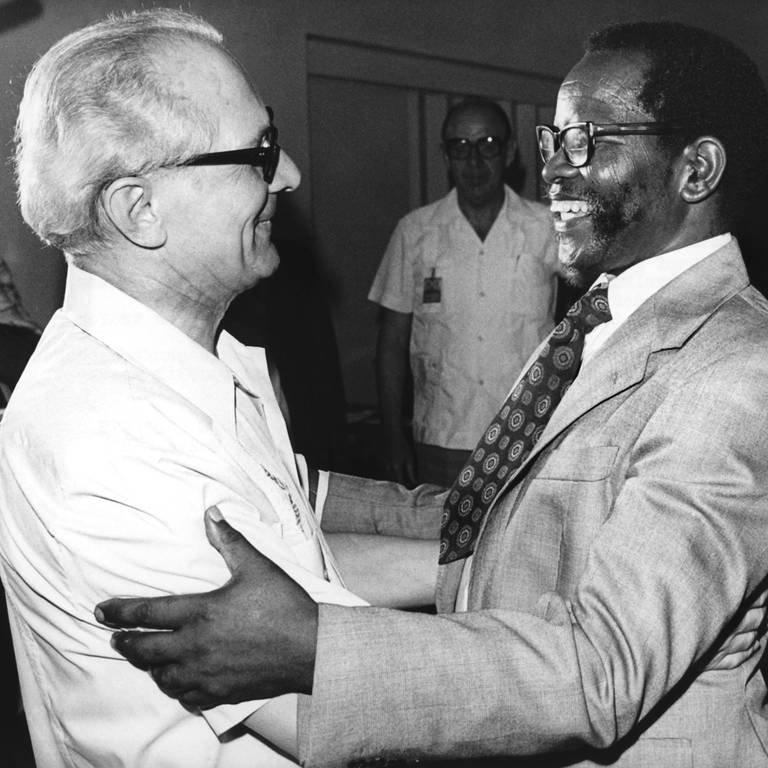 Erich Honecker, Generalsekretär des Zentralkomitees der Sozialistischen Einheitspartei Deutschlands (SED) und Staatsratsvorsitzender der DDR, und Oliver Tambo, Präsident des Afrikanischen Nationalkongresses (ANC) von Südafrika, trafen am 23. Februar 1979 in Maputo in Mosambik zu einer Unterredung zusammen. Honecker hielt sich vom 22. bis 24. Februar zu einem Freundschaftsbesuch in Mosambik auf.