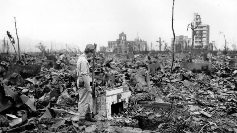 Ein Mann steht am 7. September 1945 in den Ruinen von Hiroshima. Die USA hatten am 6. August 1945 die Uran-Atombombe "Little Boy" über der japanischen Stadt abgeworfen. (Foto: picture-alliance / Reportdienste, picture alliance / ASSOCIATED PRESS | STANLEY TROUTMAN)
