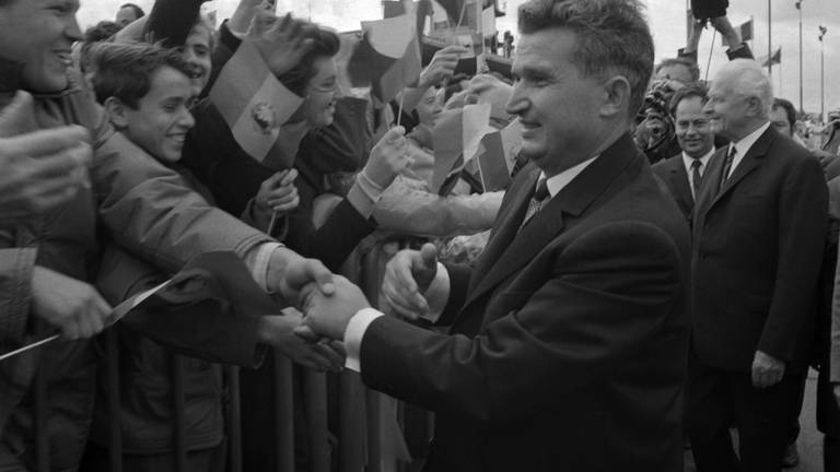 Der rumänische Staatspräsident Nicolae Ceausescu, der sich weigerte, an der Invasion der Tschechoslowakei durch Truppen des Warschauer Pakts im Jahr 1968 teilzunehmen und diese Aktion offen verurteilte, kam am 15. August 1968 zu einem Staatsbesuch nach Prag. Ceausescu wurde vom tschechoslowakischen Präsidenten Ludvik Svoboda begleitet (rechts) und schüttelt Menschen die Hand, die ihn am Flughafen begrüßten.
