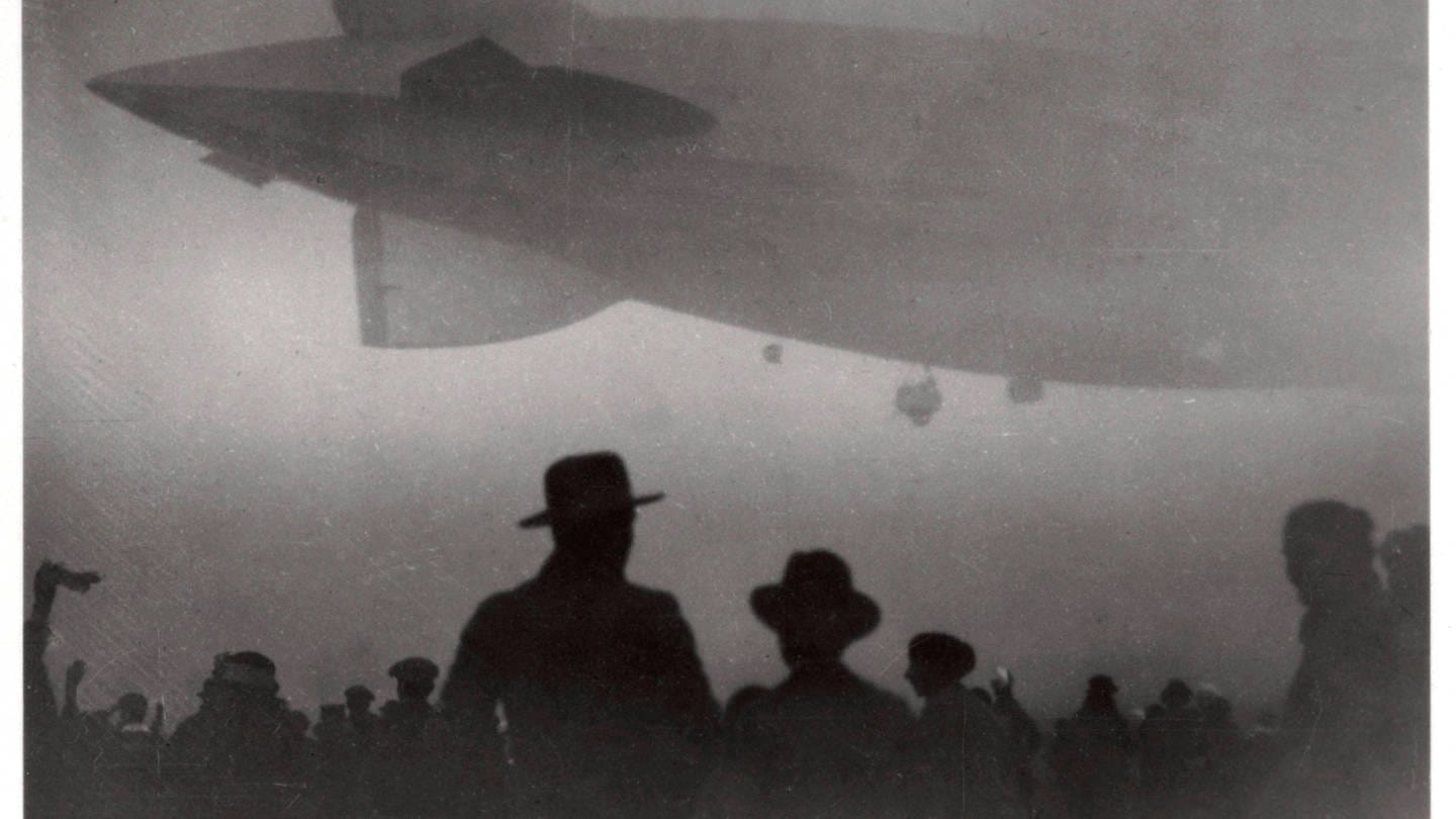 Der Zeppelin LZ 126 steigt im Nebel auf, Aufnahme aus dem Zeitraum 1924 - 1933. LZ126 wurde für das US-Militär gebaut. Nach der Fertigstellung wurde es von Friedrichshafen nach Lakehurst, New Jersey, geflogen. Das Luftschiff erhielt die Bezeichnung ZR-3 und den Namen USS 