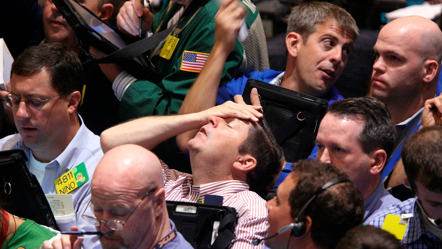 Verzweifelter Broker an der Börse: Die Bombe platzt am 15. September 2008, als die Großbank Lehman Brothers Konkurs anmeldet. Sie hat Schulden von 600 Milliarden US-Dollar. Eine Weltwirtschaftskrise folgt. (Foto: picture-alliance / Reportdienste, picture alliance/AP Photo | Seth Wenig)