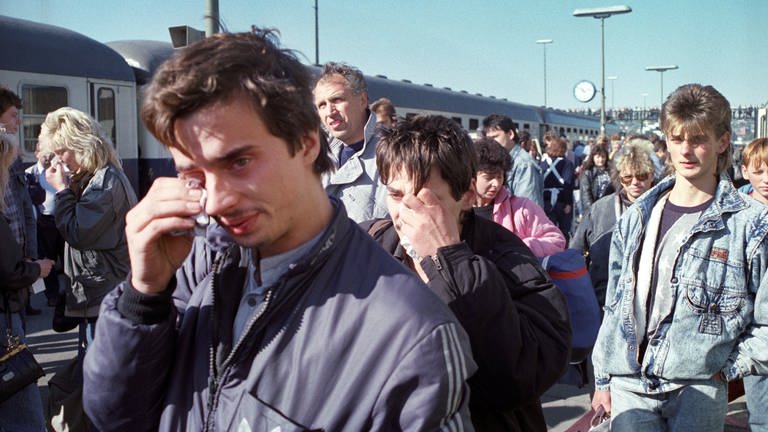 Ankunft der DDR-Flüchtlinge aus der Prager Botschaft am 5.10.1989 im Bahnhof Hof in Bayern (Foto: picture-alliance / Reportdienste, picture alliance / Kai-Uwe Wärner | Kai-Uwe Wärner)