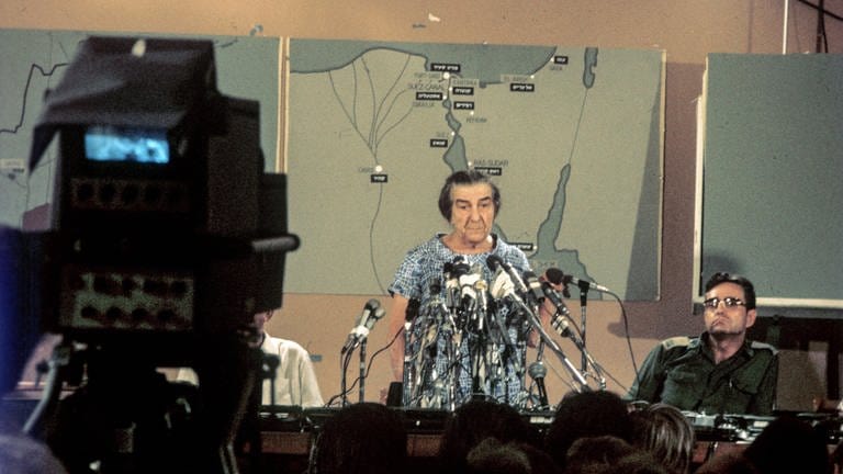 Die israelische Ministerpräsidentin Golda Meir gibt am 13.10.1973 in Tel Aviv in Israel ihre erste Pressekonferenz nach Ausbruch des Jom-Kippur-Kriegs.