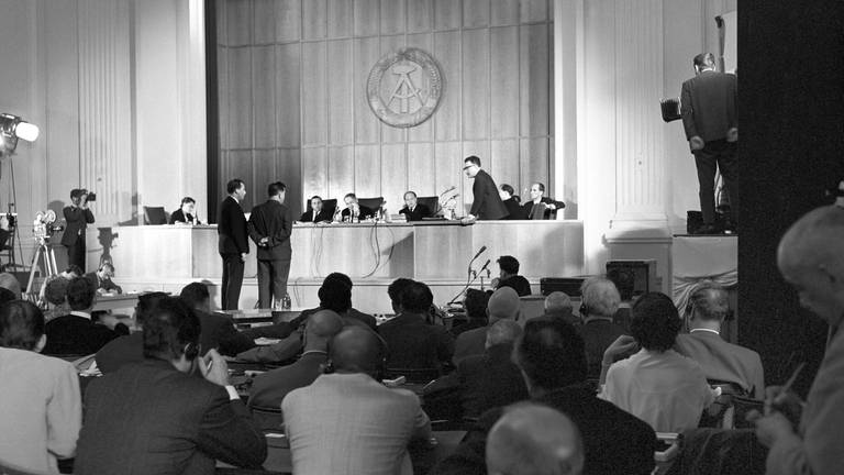 Blick in den Situngssaal des ersten Strafsenats des obersten Zonengerichts in Ost-Berlin am 16.7.1963 während des Schauprozesses gegen den westdeutschen Staatssekretär Hans Globke.