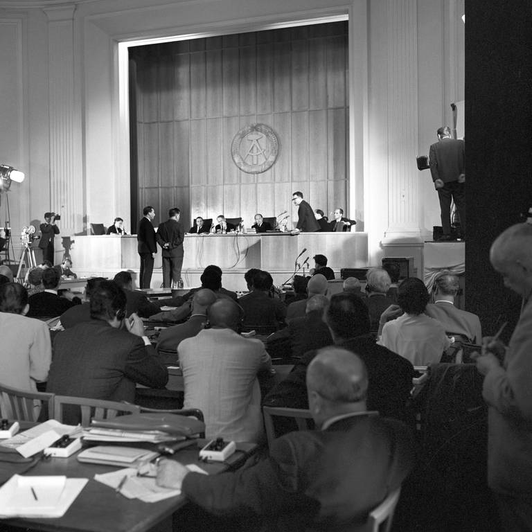 Blick in den Situngssaal des ersten Strafsenats des obersten Zonengerichts in Ost-Berlin am 16.7.1963 während des Schauprozesses gegen den westdeutschen Staatssekretär Hans Globke.