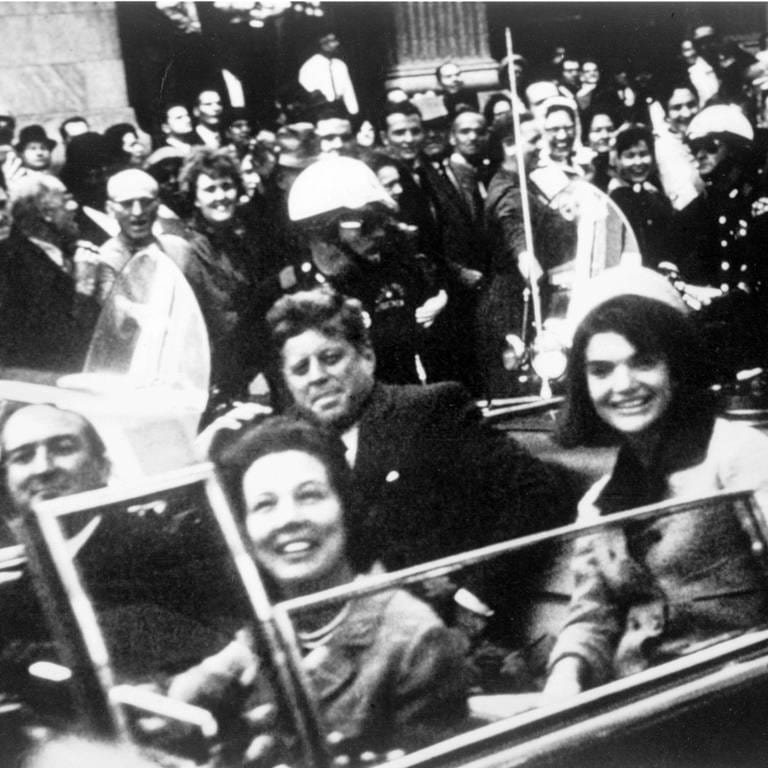 John F. Kennedy in Dallas  Texas am 22. November 1963. Nahaufnahme des US-Präsidenten und seiner Frau Jacqueline sowie des Gouverneurs von Texas, John Connally und seiner Frau. Kurz darauf wurde Präsident Kennedy ermordert.
