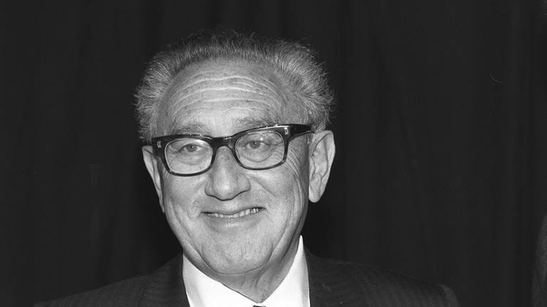 Henry Kissinger (1923 - 2023) im März 1990 in Essen