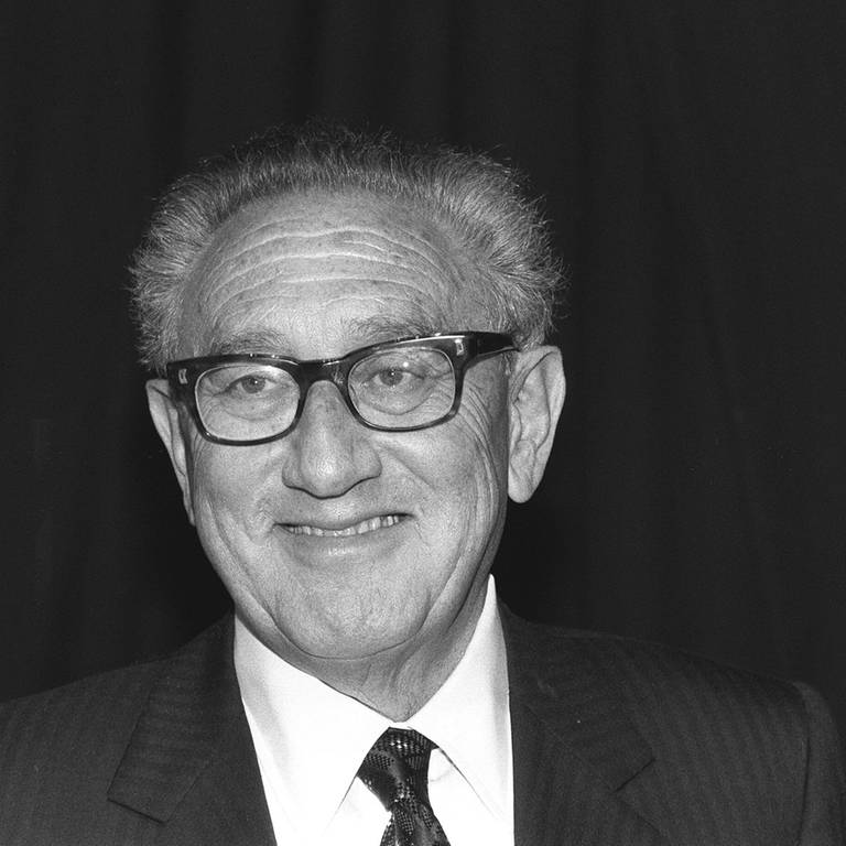 Henry Kissinger (1923 - 2023) im März 1990 in Essen
