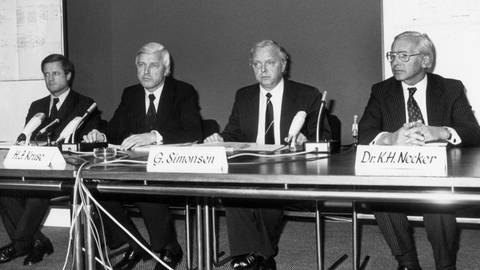Bei einer Pressekonferenz am 22. Dezember 1978 in Hamburg informieren Mitglieder der Reederei Hapag-Lloyd über die Einstellung der Suche nach dem Frachter "München" (Foto: picture-alliance / Reportdienste, picture-alliance / dpa | DB Baum)