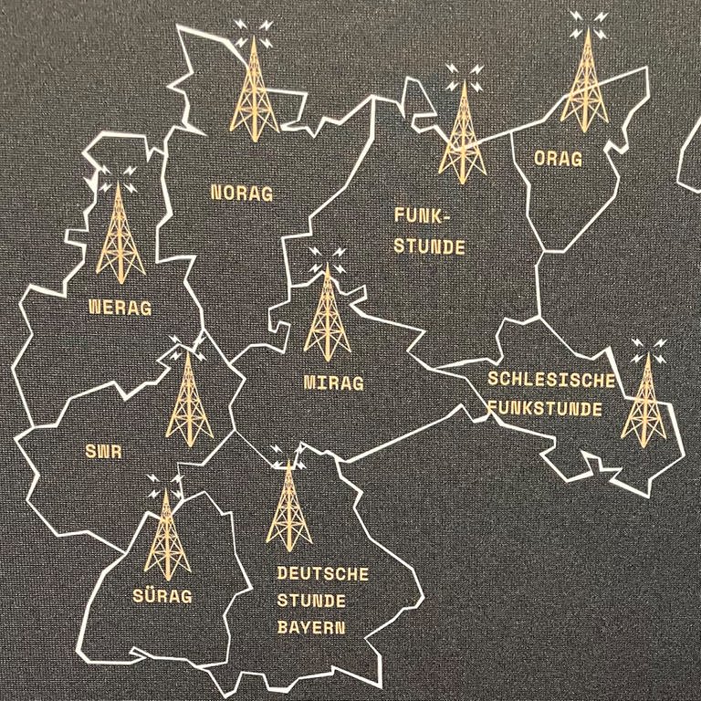 Bildtafel zur Ausstellung "100 Jahre Radio", TECHNOSEUM Mannheim. Die Karte zeigt die Rundfunkgesellschaften im Deutschen Reich 1923 und 1924.