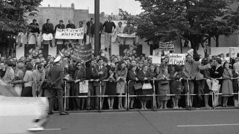 Anti-Schah-Demonstration vor der Deutschen Oper in der Bismarckstraße in Berlin-Charlottenburg am 2. Juni 1967 (Foto: picture-alliance / Reportdienste, picture-alliance / akg-images | akg-images / Gert Schuetz)