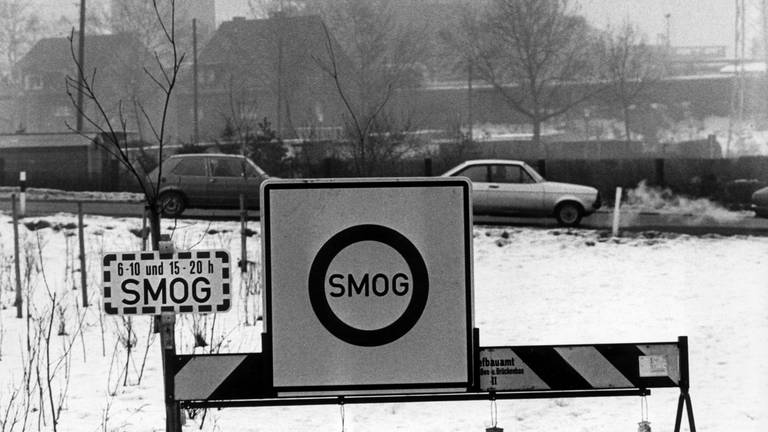 Barrieren für ein Fahrverbot stehen am 17.1.1979 in Oberhausen (Nordrhein-Westfalen) bereit. An diesem Tag gab es den ersten Smog-Alarm in der Geschichte der Bundesrepublik. Die Bevölkerung wurde aufgefordert, auf Autofahrten zu verzichten.