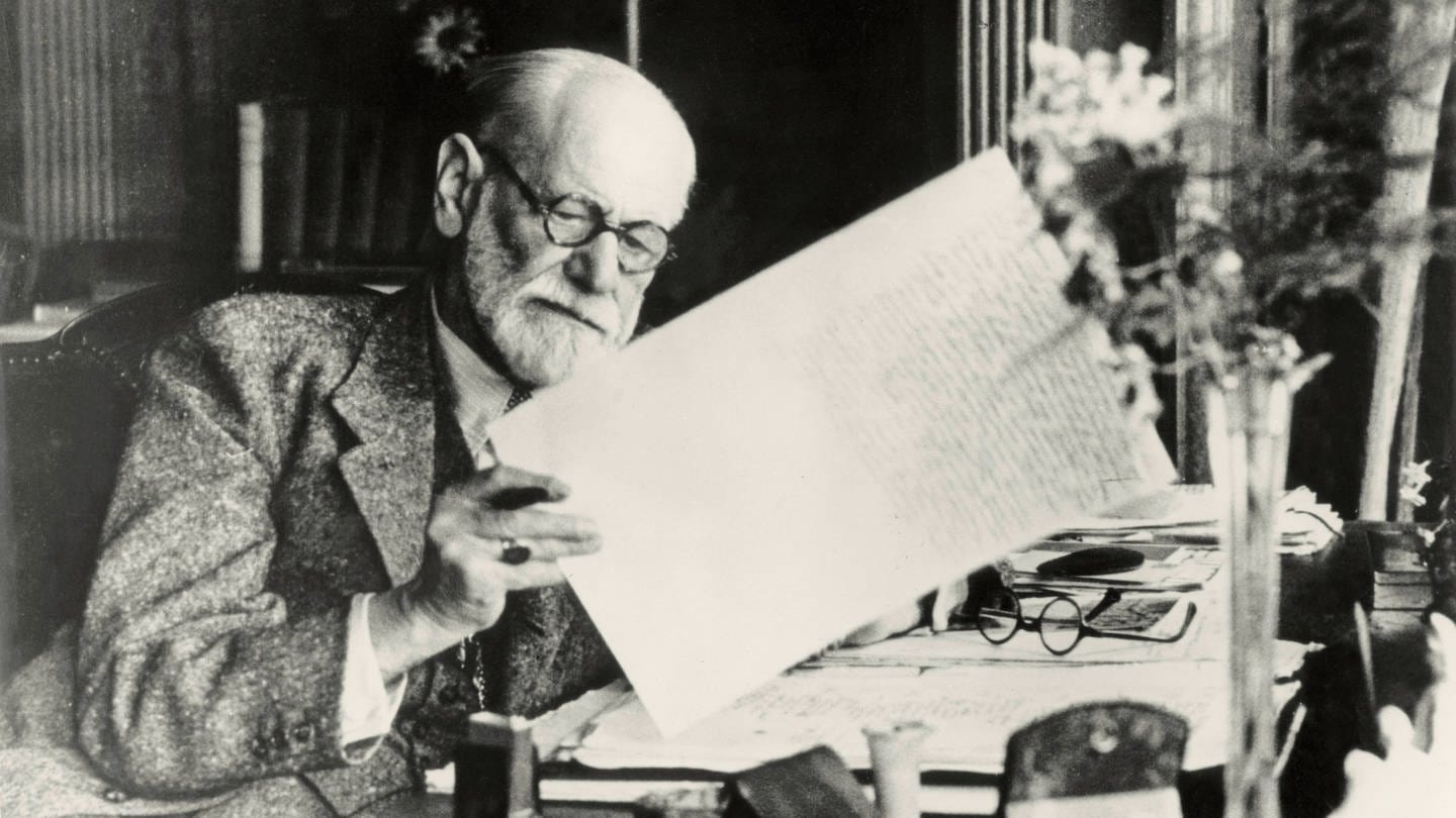 Sigmund Freud am Schreibtisch in London (Hampstead, Maresfield Gardens), um um 1938/1939 (Foto: picture-alliance / Reportdienste, picture alliance / akg-images | akg-images)