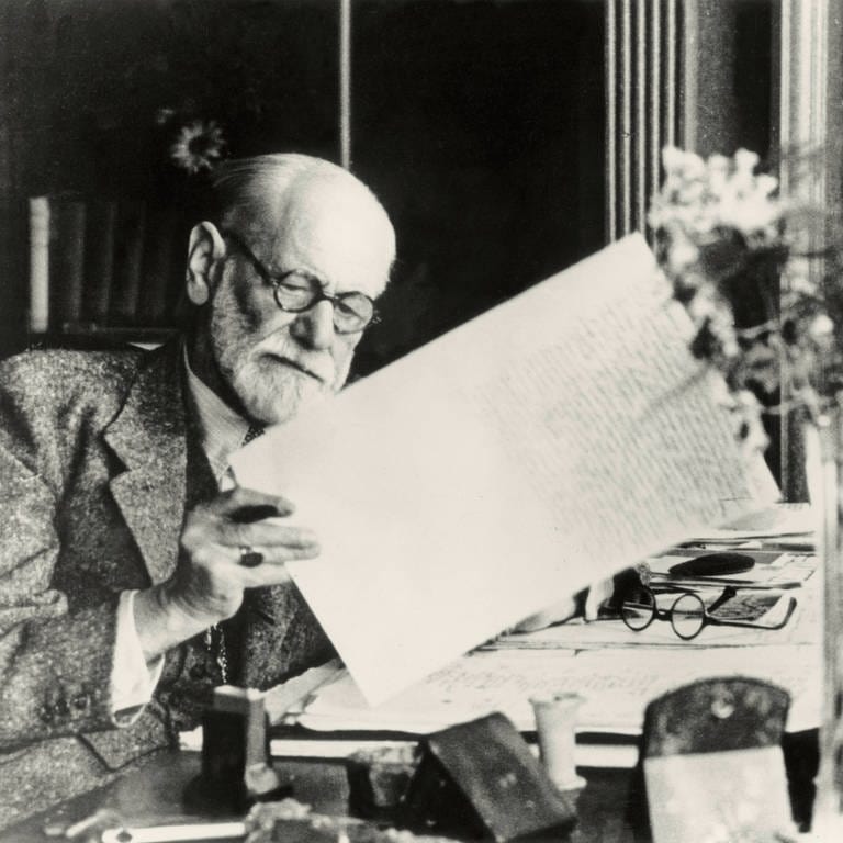 Sigmund Freud am Schreibtisch in London (Hampstead, Maresfield Gardens), um um 19381939