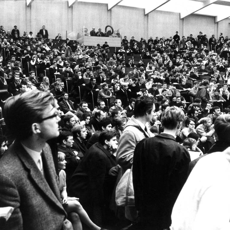 Überfülltes Auditorium Maximum der Freiburger Universität im Januar 1969