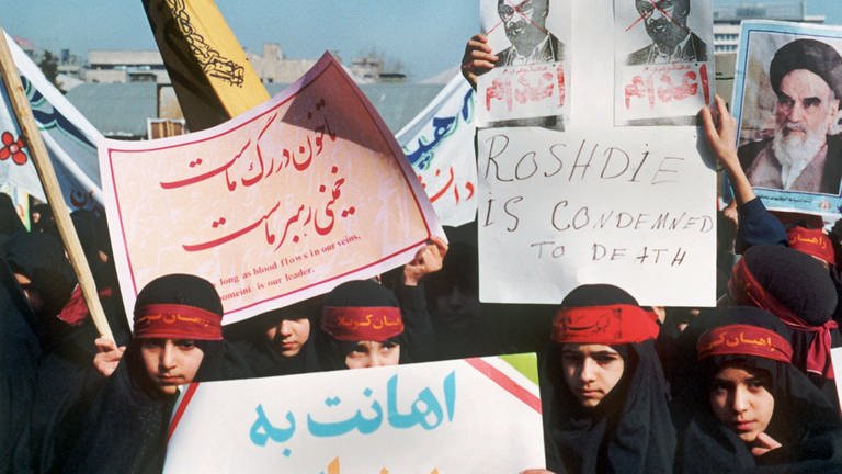 Nachdem der iranische Revolutionsführer Ajatollah Khomeini an alle Moslems den Appell gerichtet hatte, den britisch-indischen Schriftsteller Salman Rushdie zu ermorden, unterstützen Demonstranten in Teheran seinen Mordaufruf. Aufnahme vom 17. Februar 1989.