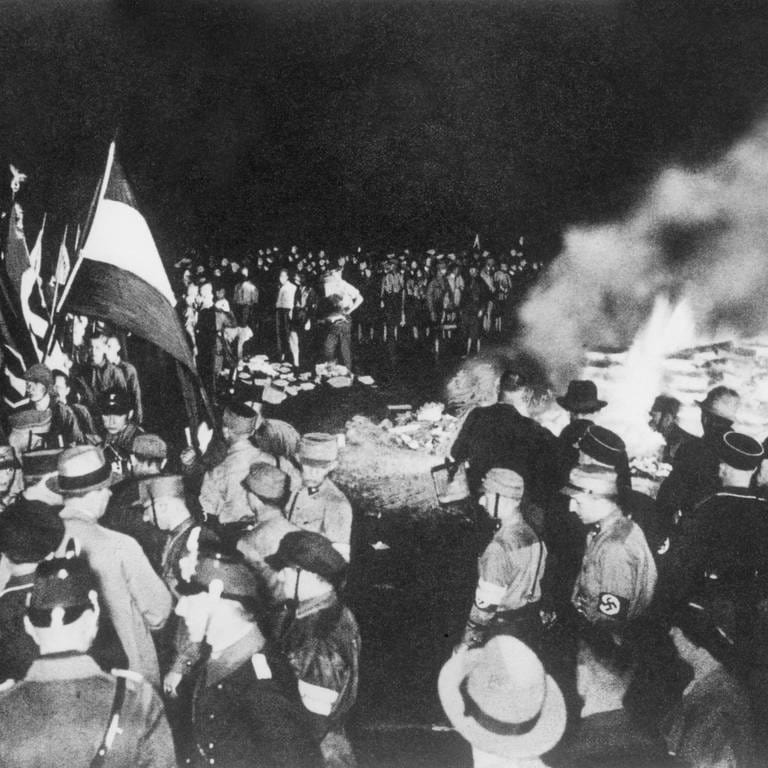 Bücherverbrennung auf dem Opernplatz in Berlin am 10. Mai 1933 bei der "Aktion wider den undeutschen Geist". Unter den verbrannten Büchern sind u.a. Werke von Erich Kästner und Heinrich Mann.