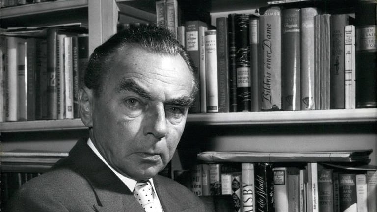 Erich Kästner 1959 vor einem Bücherregal (Foto: IMAGO, IMAGO / ZUMA/Keystone)