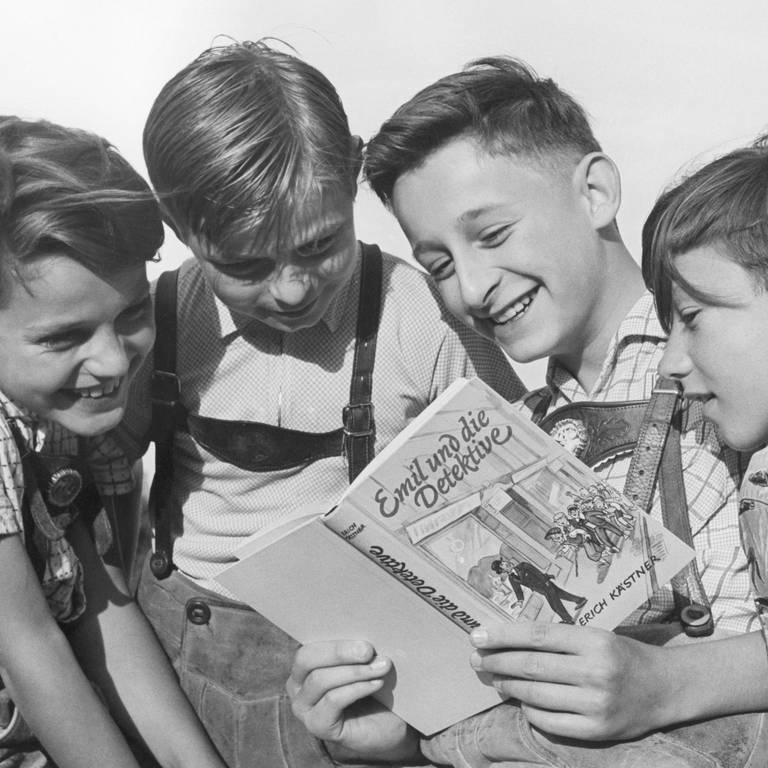 Vier Freunde lesen in den 1950ern "Emil und die Detektive" von Erich Kästner (Foto: picture-alliance / Reportdienste, picture-alliance / Presse-Bild-Poss | Oscar Poss)
