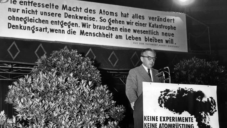 Der Schriftsteller Erich Kästner spricht sich im April 1958 in München bei einer Anti-Atom-Protestkundgebung im Bau des Zirkus Krone vor rund 8.000 Menschen gegen eine mögliche atomare Bewaffnung der Bundeswehr aus, wie sie im März 1958 im Bundestag beschlossen worden war.
