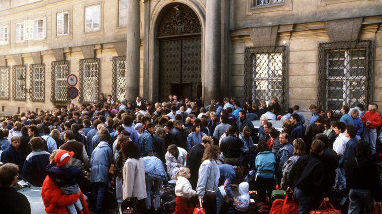 Auf dem Gelände der bundesdeutschen Botschaft in Prag warteten im Oktober 1989 rund 8000 DDR-Bürger auf die Genehmigung zur Ausreise in den Westen.
