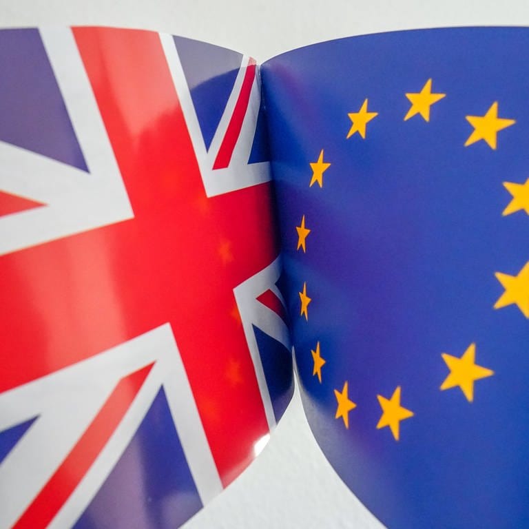 Flaggen Großbritanniens und der EU. Wie geht es weiter in Sachen Brexit? (Foto: IMAGO, imago images/Peter Endig)