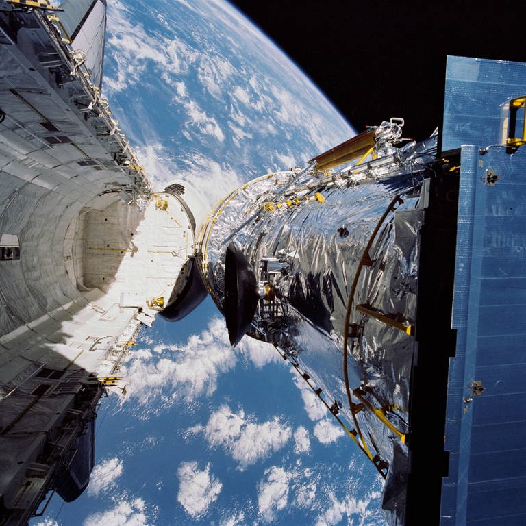 Das Hubble-Weltraumteleskop, aufgenommen am 25. April 1990 von der Besatzung der Raumfähre STS-31 über dem Frachtraum des Shuttles Discovery in einer Höhe von 332 Seemeilen über der Erde. (Foto: IMAGO, imago stock&people)