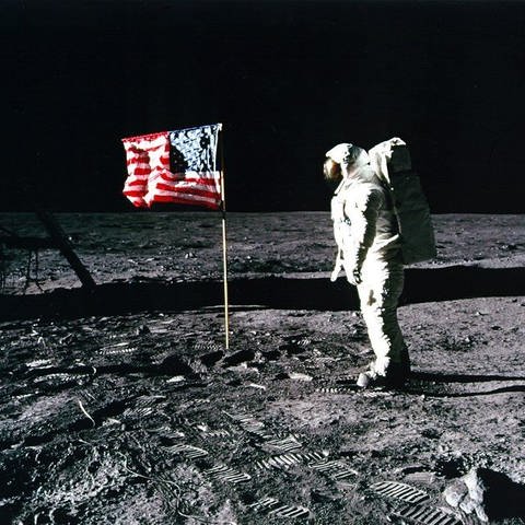 Edwin "Buzz" Aldrin auf dem Mond neben der US-Flagge am 20. Juli 1969
